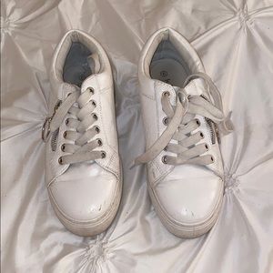 Casual wear sneakers